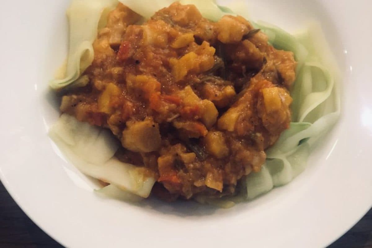 Przepis na spaghetti z cukinii z sosem warzywnym